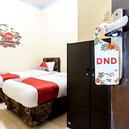 OYO 723 Penginapan Nia Mandiri Syariah Medan Luaran gambar