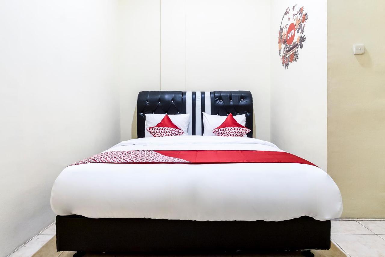OYO 723 Penginapan Nia Mandiri Syariah Medan Luaran gambar