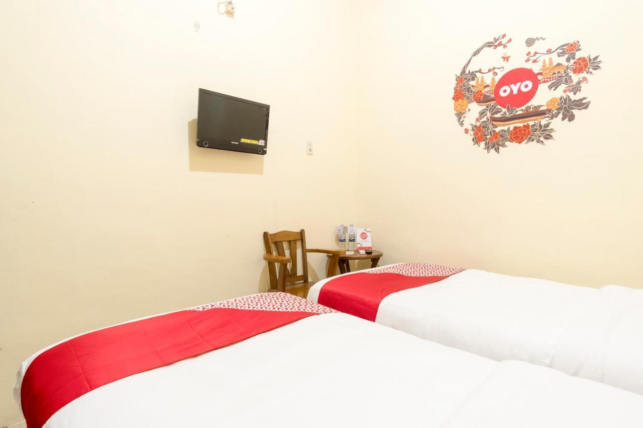 OYO 723 Penginapan Nia Mandiri Syariah Medan Luaran gambar