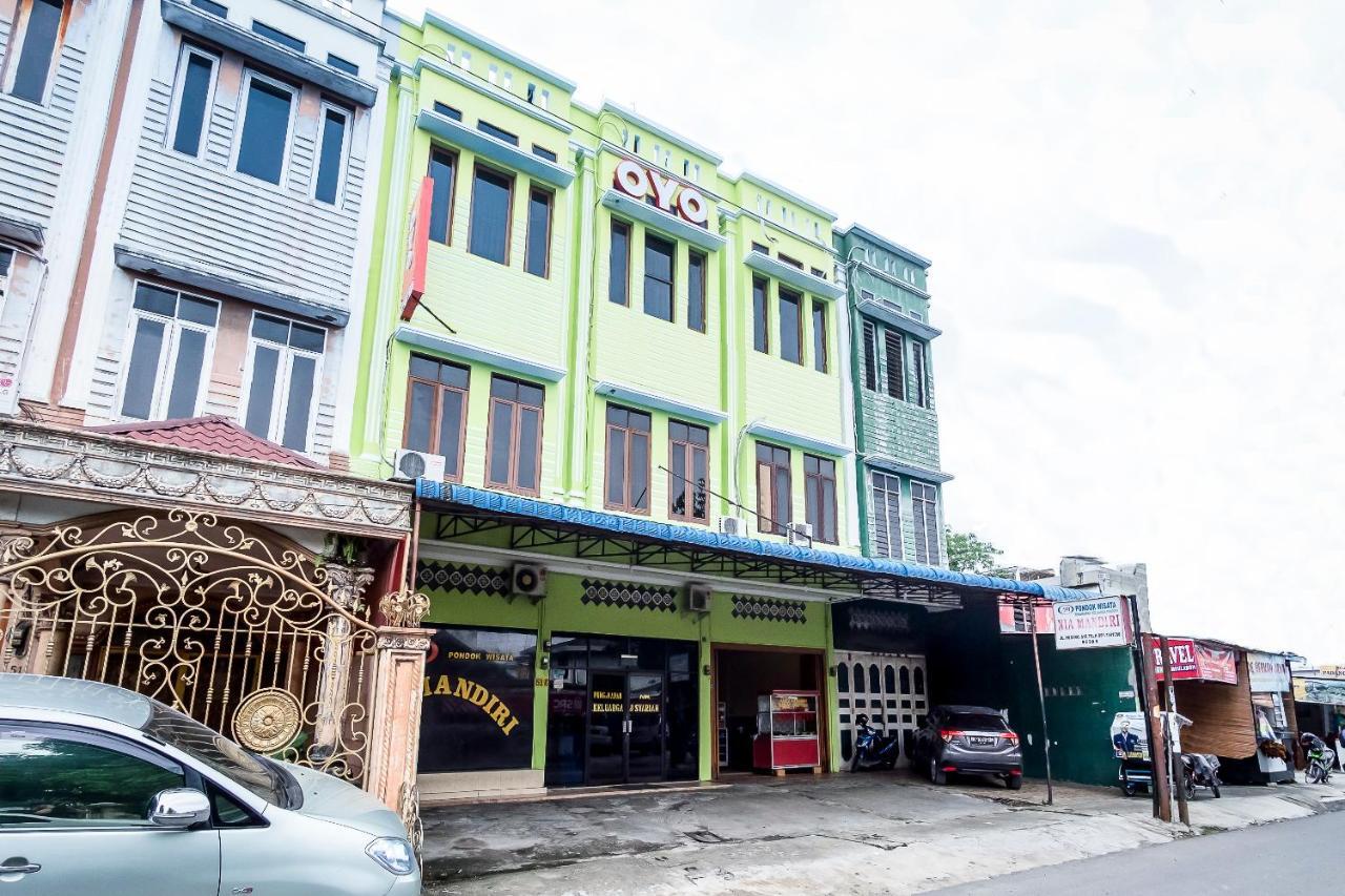 OYO 723 Penginapan Nia Mandiri Syariah Medan Luaran gambar