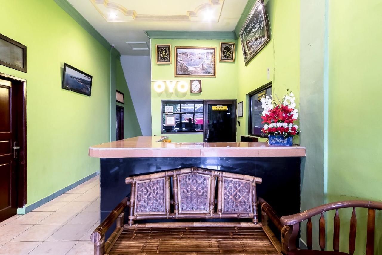OYO 723 Penginapan Nia Mandiri Syariah Medan Luaran gambar