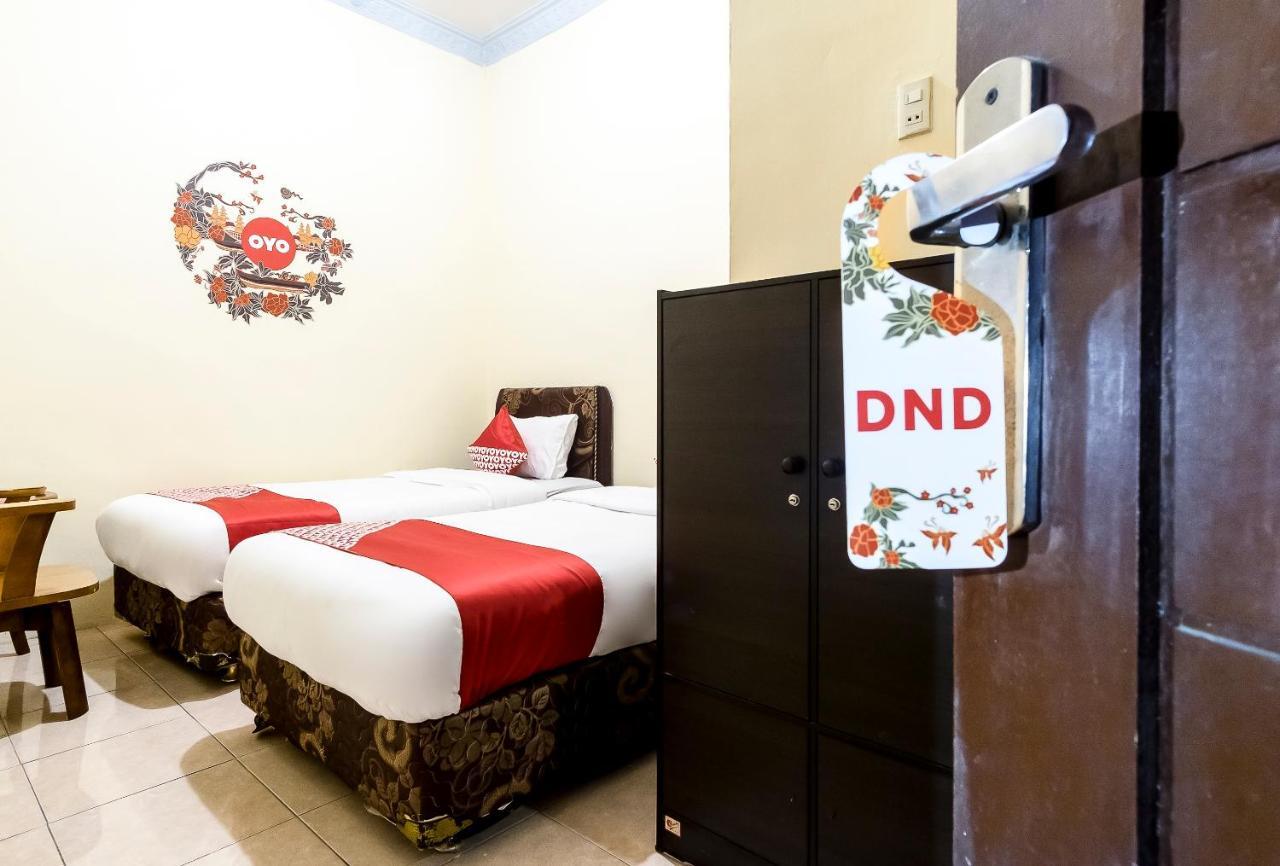 OYO 723 Penginapan Nia Mandiri Syariah Medan Luaran gambar
