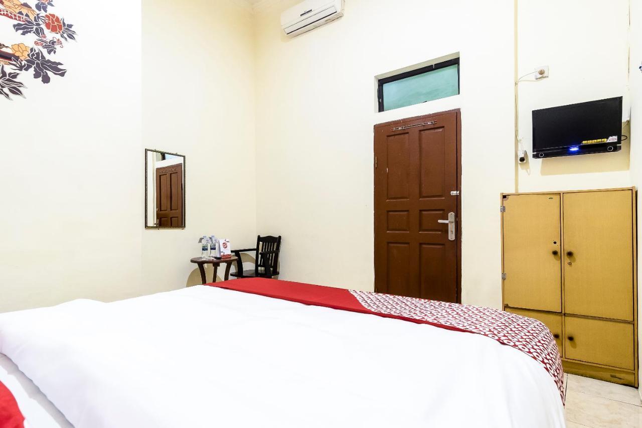 OYO 723 Penginapan Nia Mandiri Syariah Medan Luaran gambar