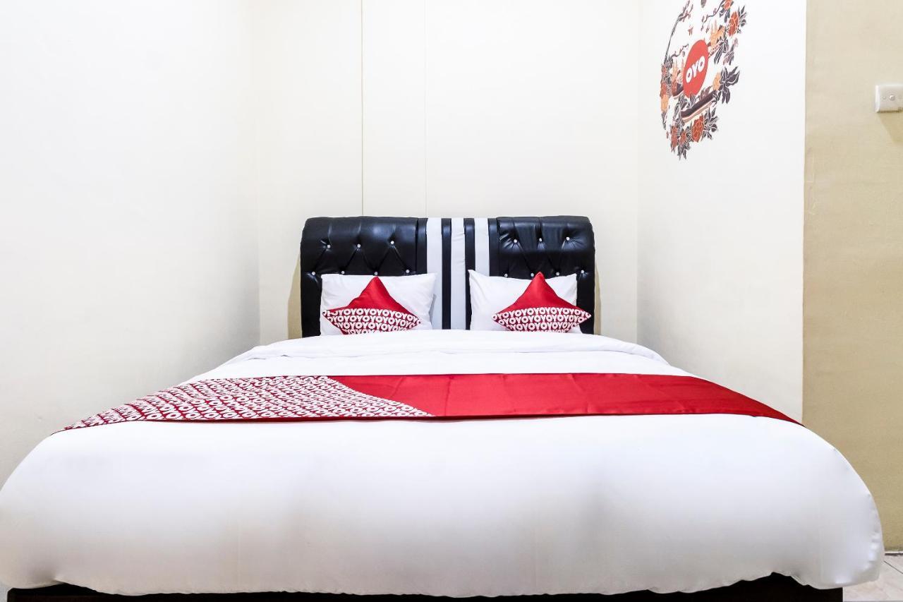 OYO 723 Penginapan Nia Mandiri Syariah Medan Luaran gambar