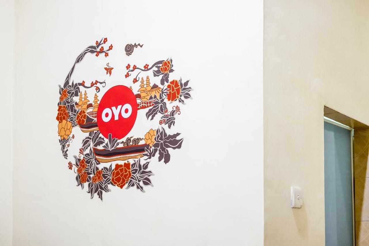 OYO 723 Penginapan Nia Mandiri Syariah Medan Luaran gambar