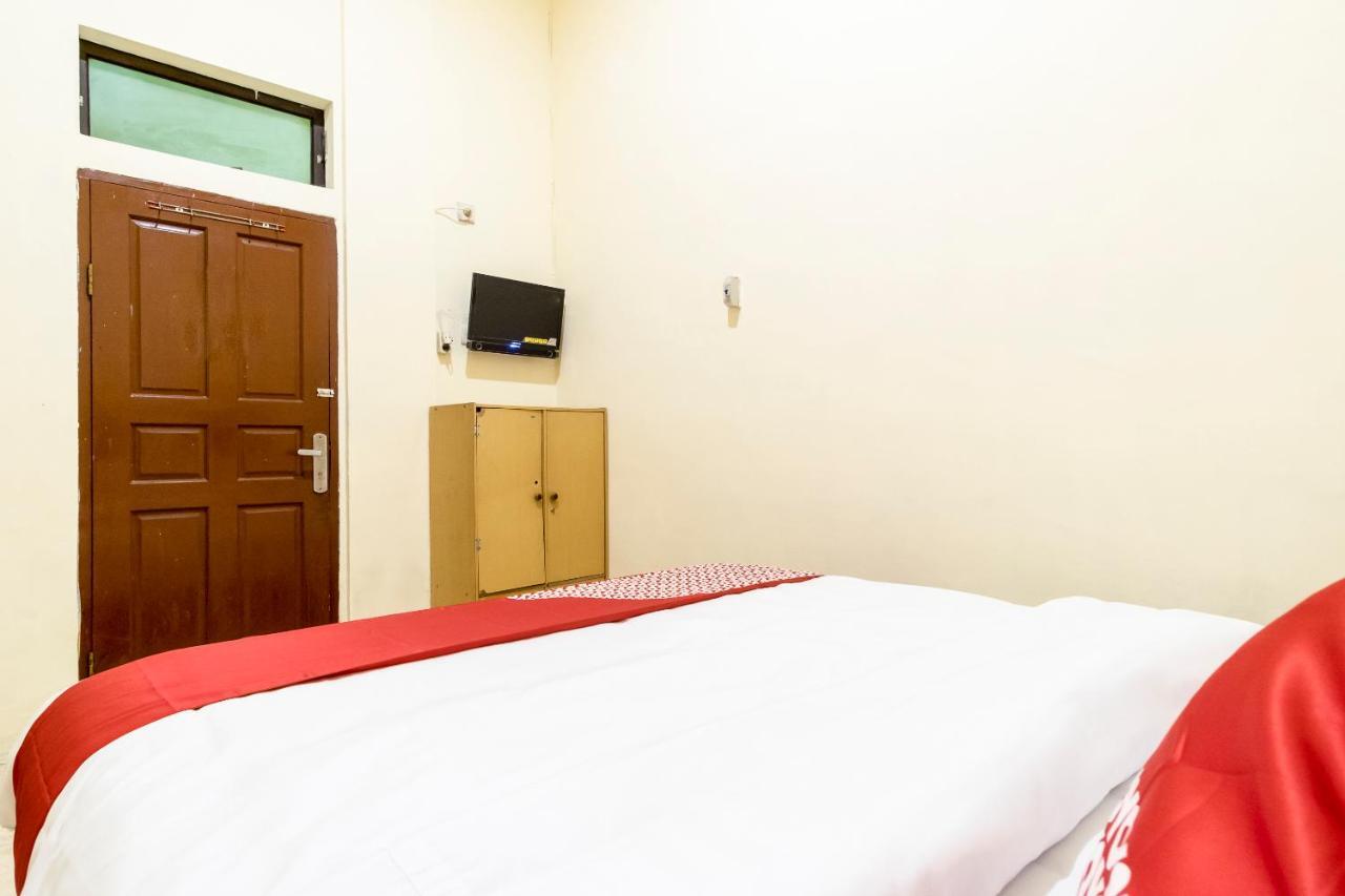 OYO 723 Penginapan Nia Mandiri Syariah Medan Luaran gambar