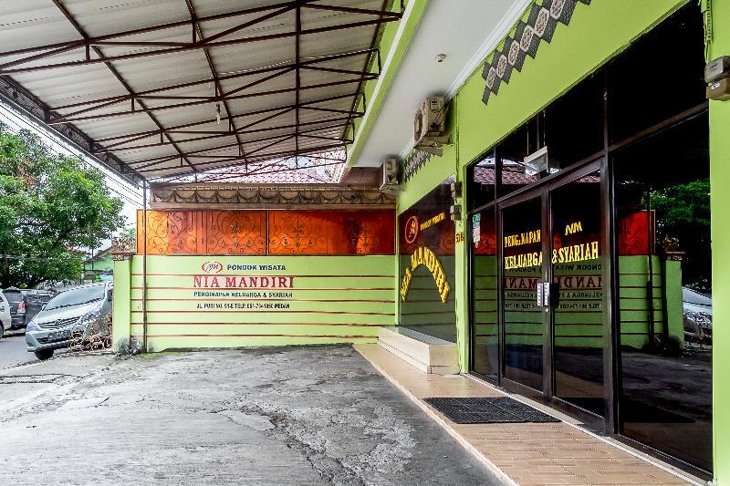 OYO 723 Penginapan Nia Mandiri Syariah Medan Luaran gambar